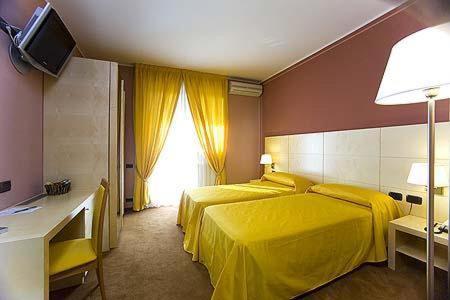 Hotel Ristorante Giordano Cavernago Phòng bức ảnh